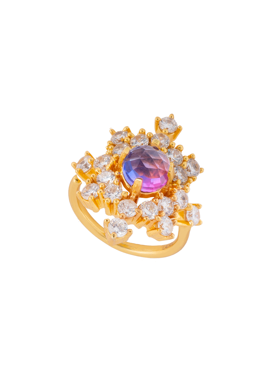 Anillo en forma de estrella con piedra en tono morado y circonitas blancas