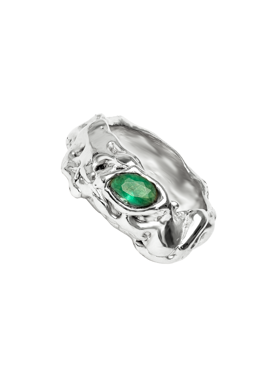 anillo artesanal plateado con esmeralda incrustada