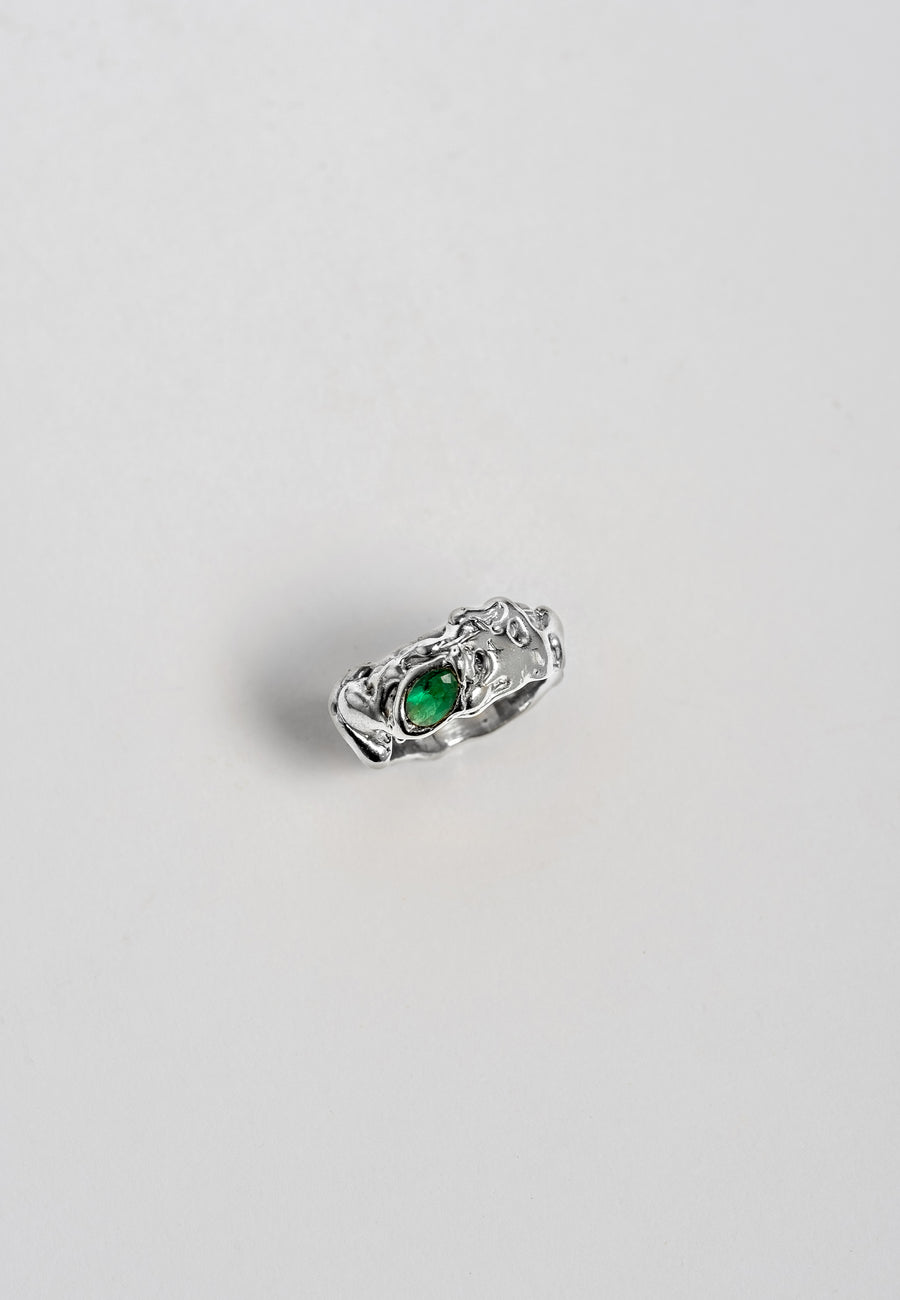 Anillo de plata grueso con textura y esmeralda central