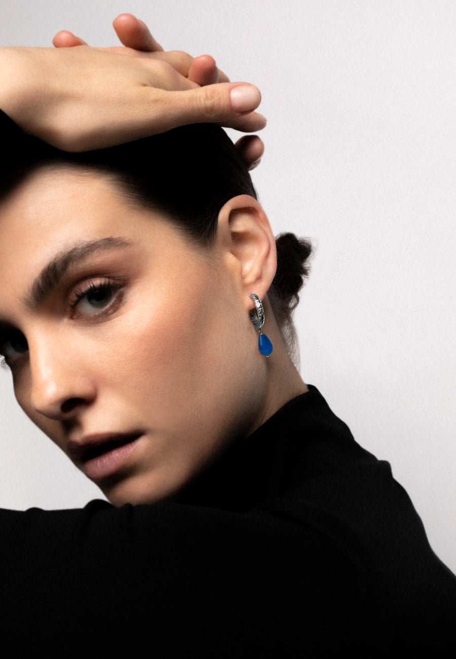 aros plateados pequeños sadie con piedra de jade azul