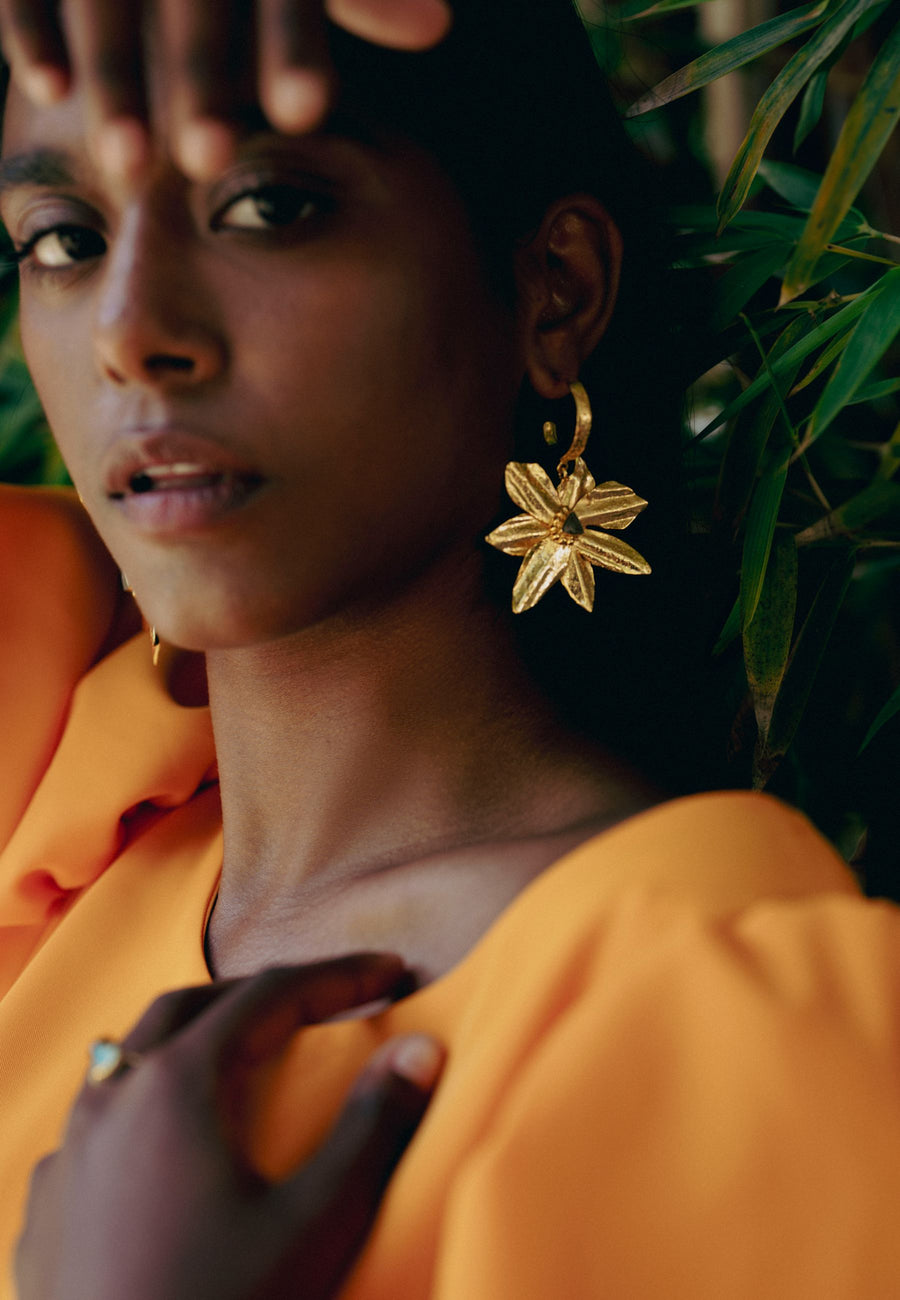 Pendientes flor de loto dorado y labradorita de Lavani Jewels