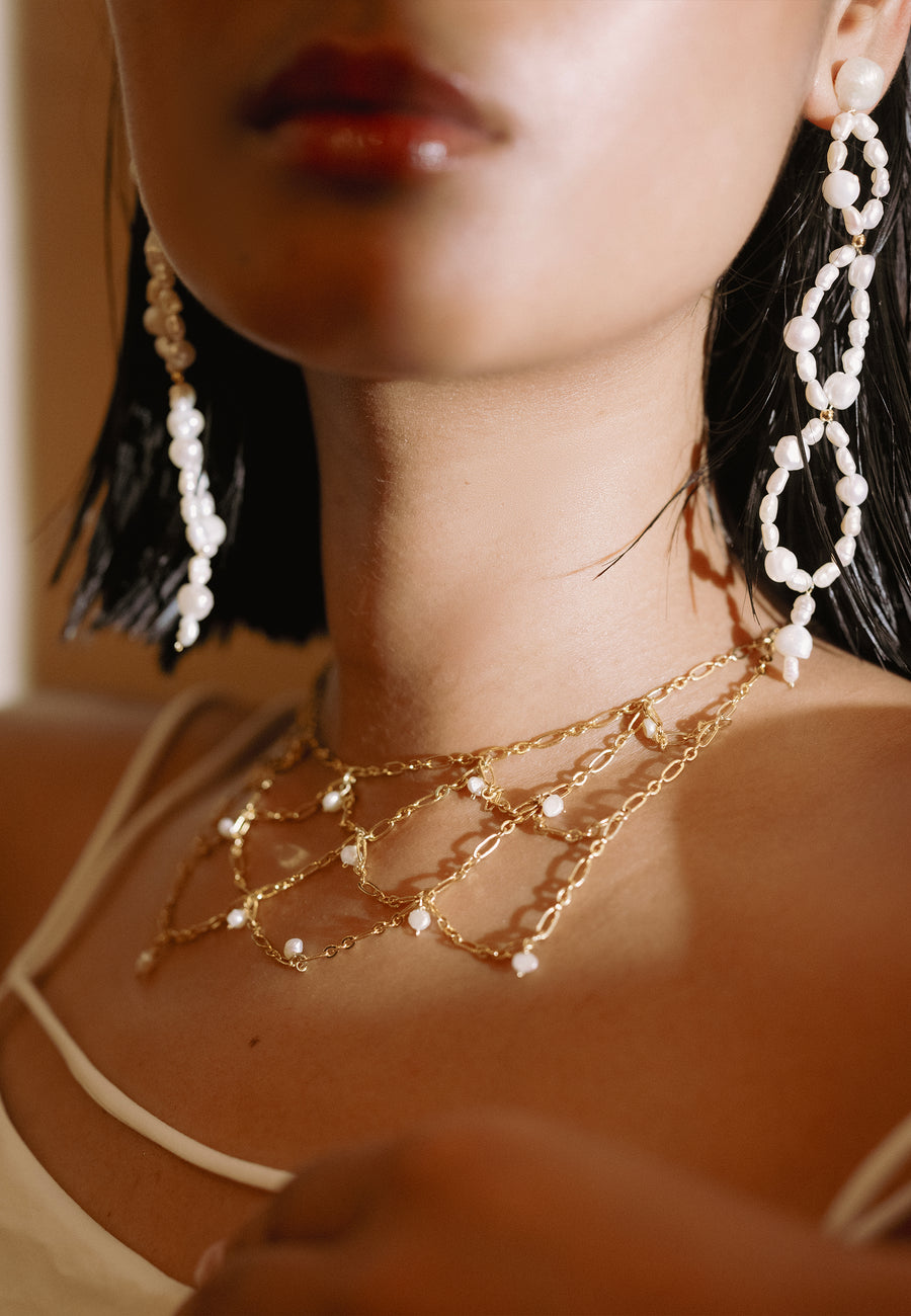 choker con cadena de perlas