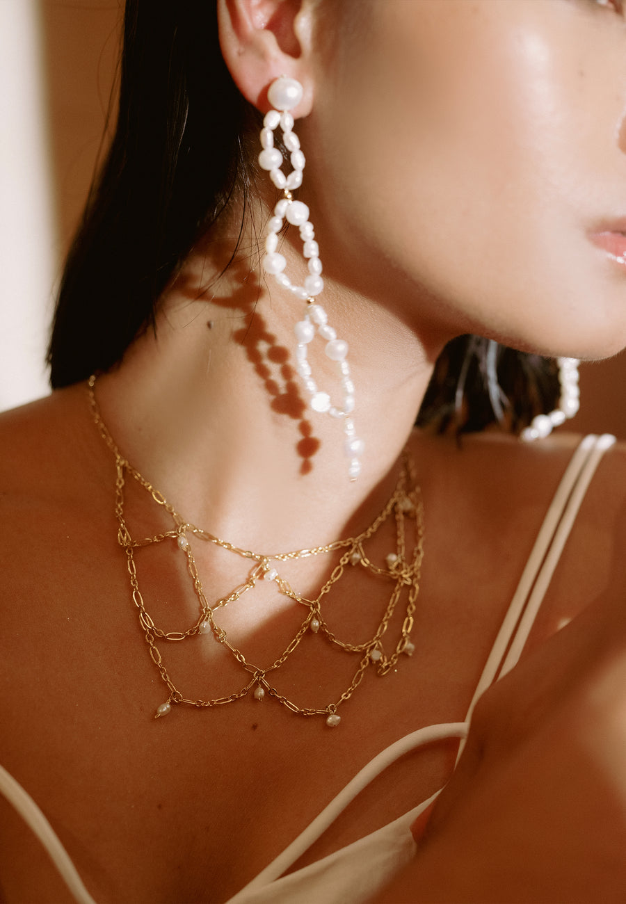 choker con cadena de perlas