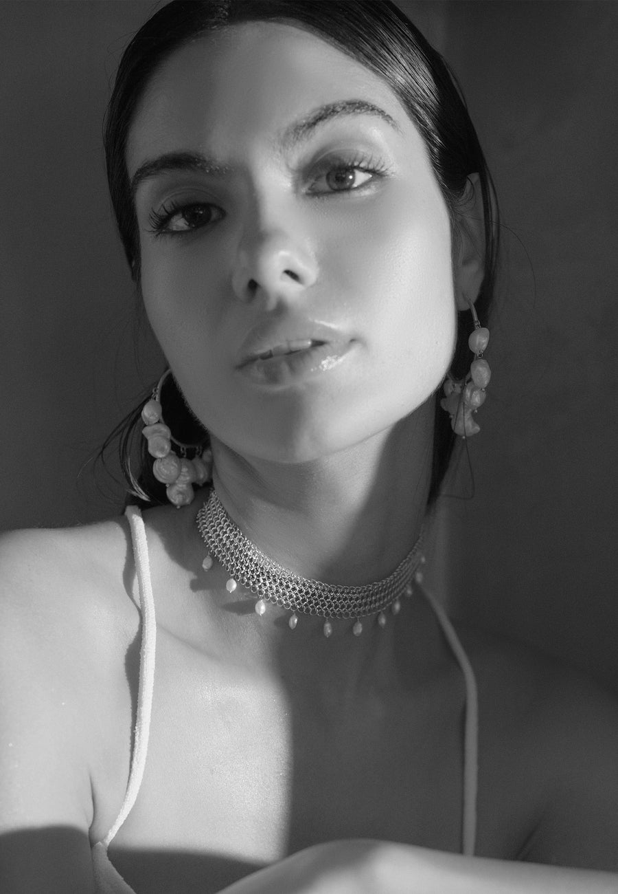 choker plateado de malla con perlas pequeñas barrocas