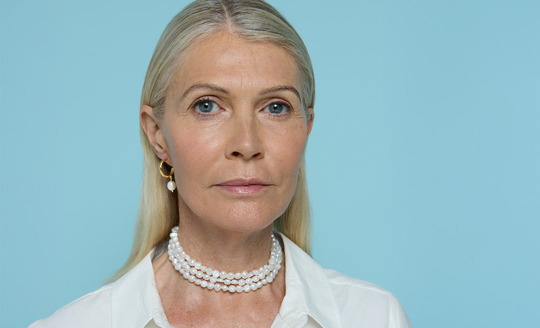 Choker de perlas con pendientes dorados, un clásico atemporal para cualquier ocasión elegante.