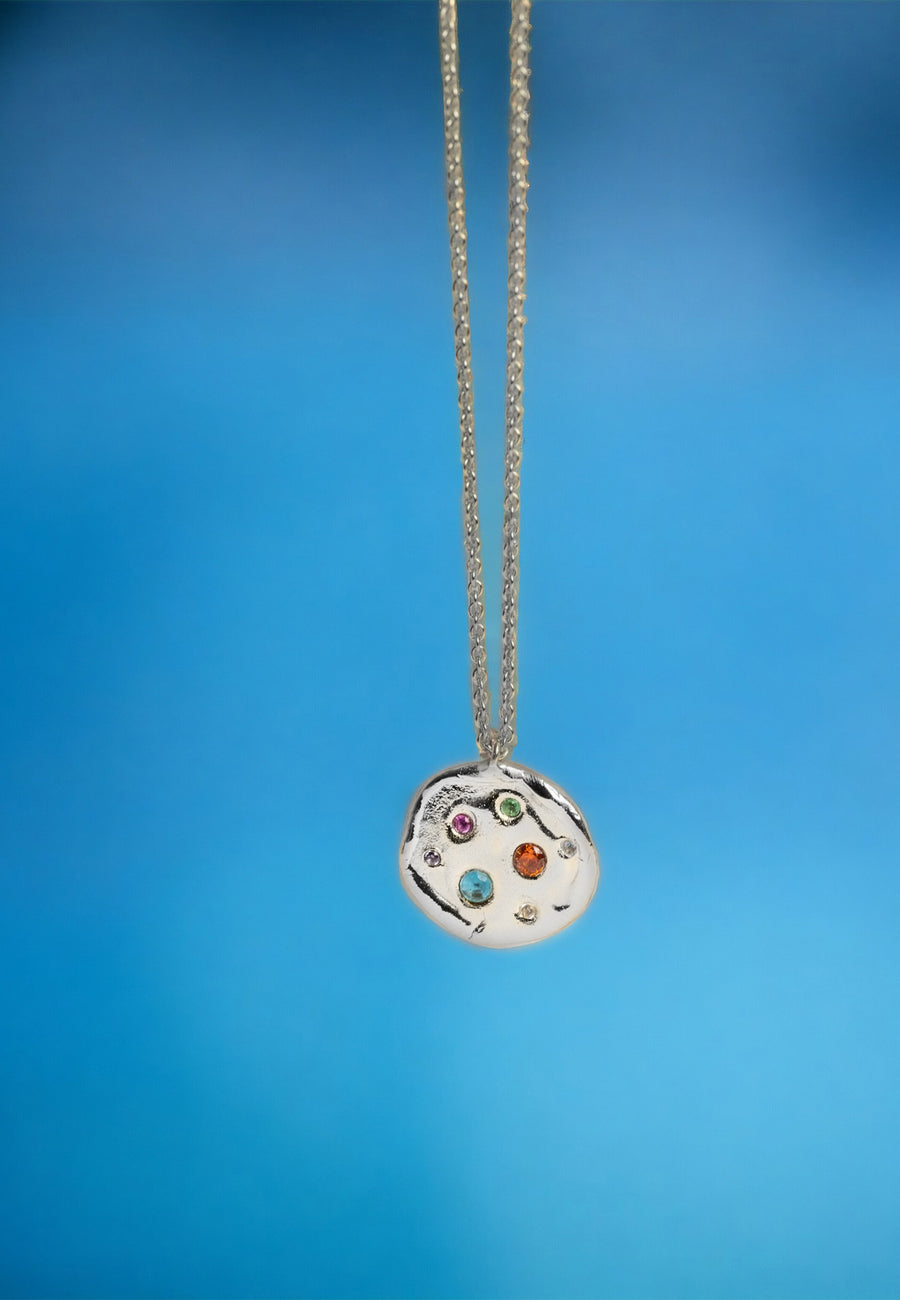 colgante plateado con moneda artesanal de piedras naturales sadie