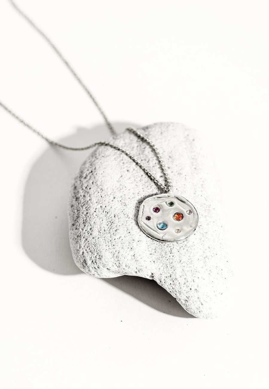 Colgante layering plateado con moneda compuesta por piedras naturales