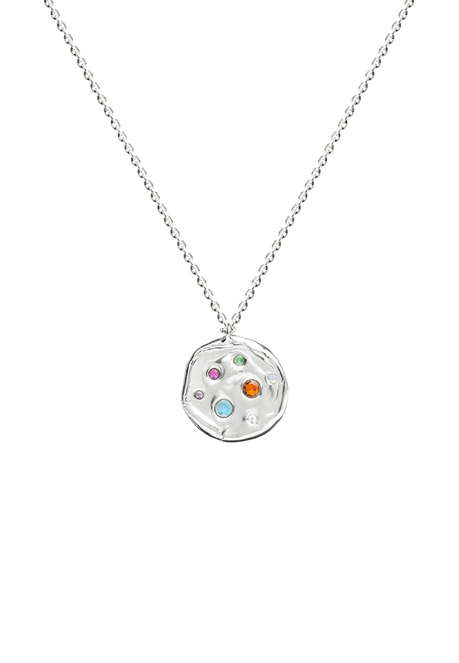 Colgante con moneda plateada y piedras naturales incrustadas