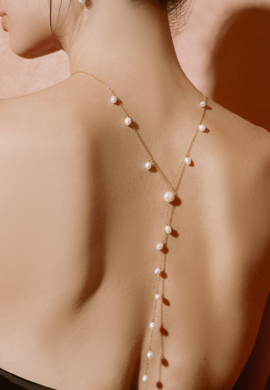 collar de perlas y cadena