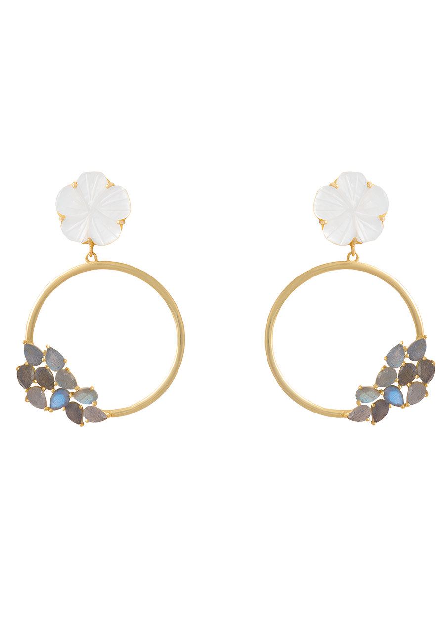 Aros dorados con flor blanca Lavani Jewels