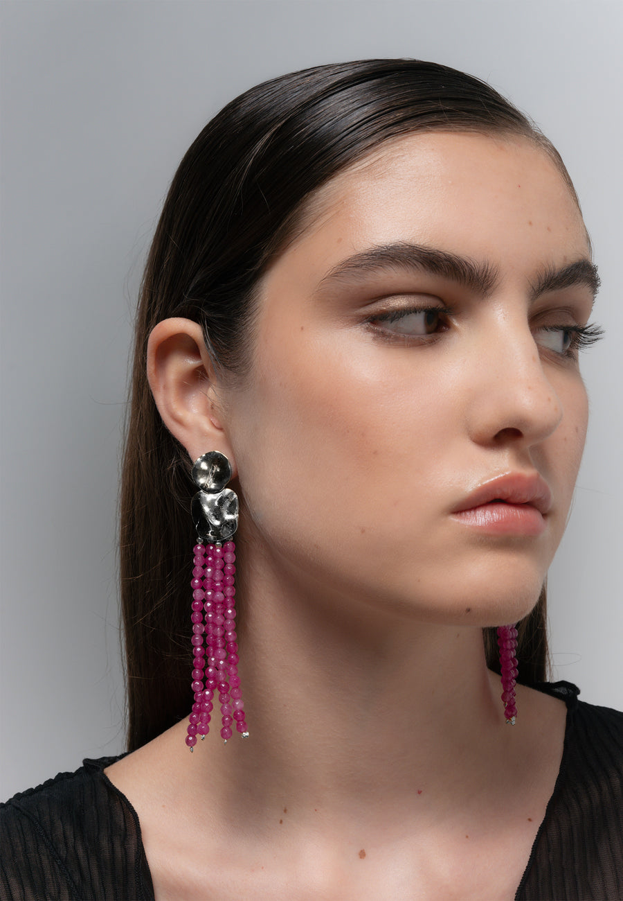 Pendientes largos en plata con flecos de cuentas de ágata fucsia