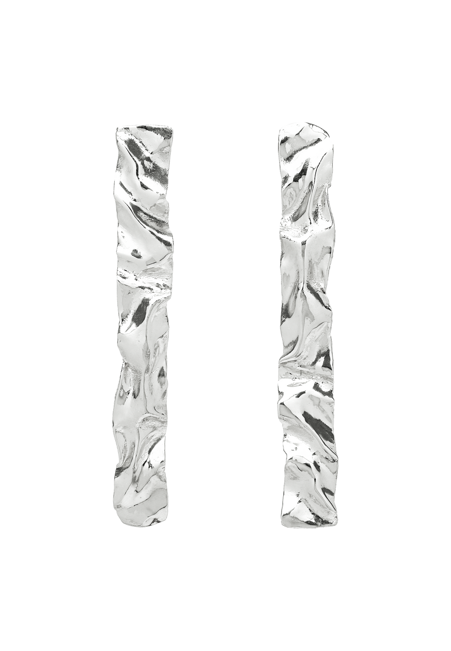 pendientes largos plateados con textura