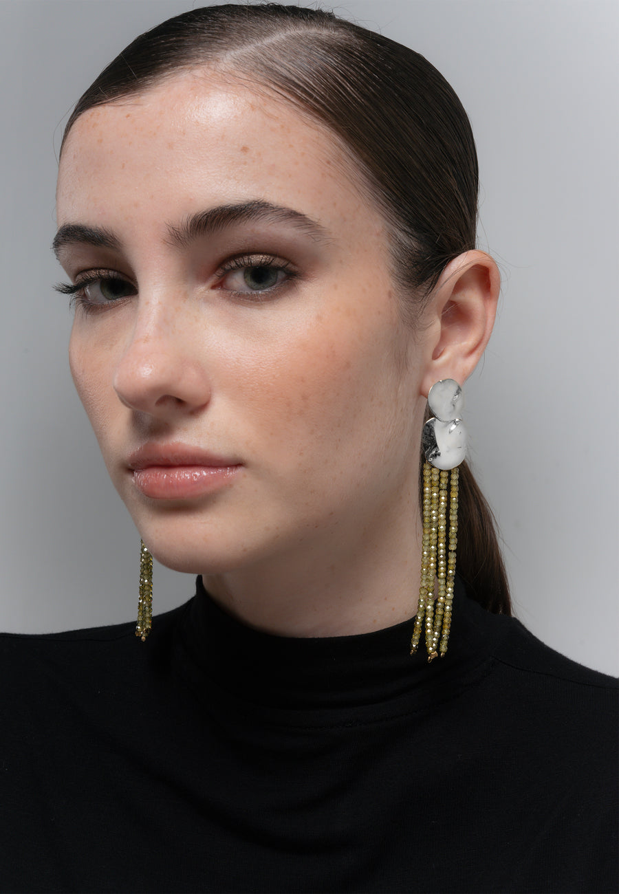 Pendientes plateados de flecos con cuentas de peridote verde