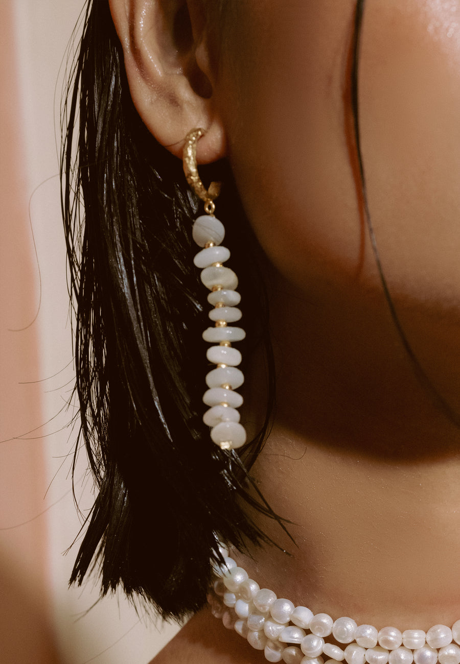 aros con piedra blanca colgante