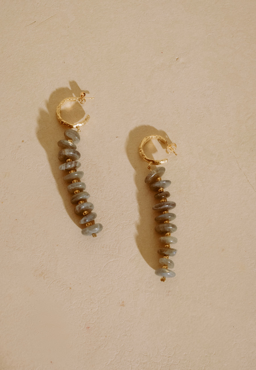 pendientes de piedras gris