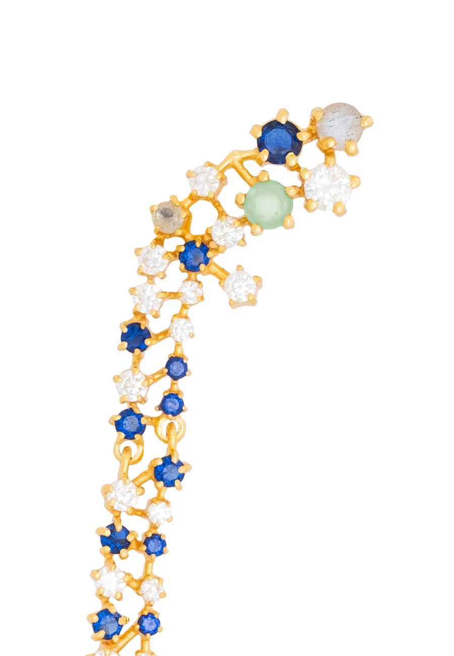 Detalles de los pendientes casacada donde se aprecia el engaste de las circonitas en forma de estrella