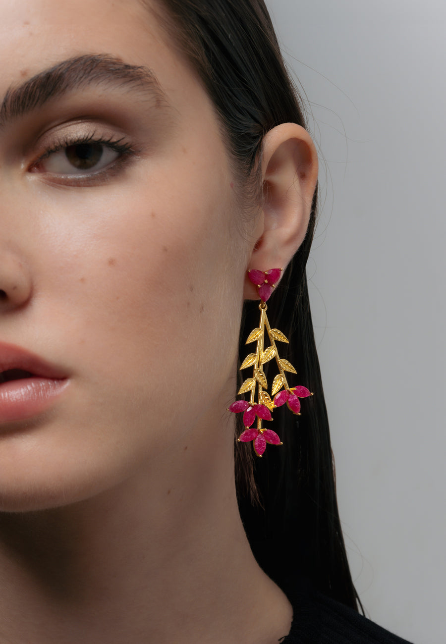 pendientes burdeos en forma de hoja con flores, y hechos con rubí