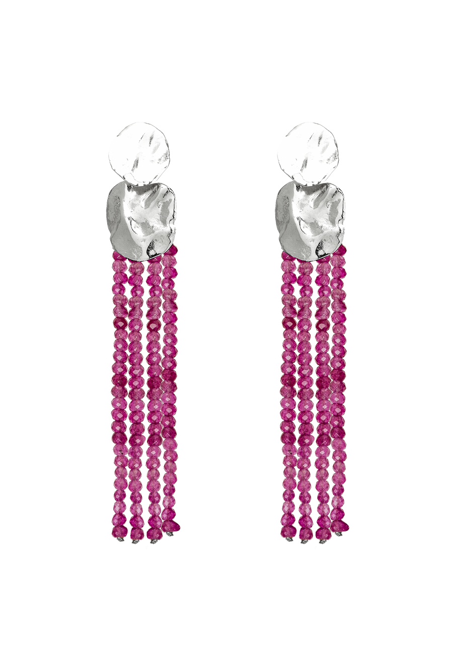 pendientes plateados largos con cuentas de colores fucsia