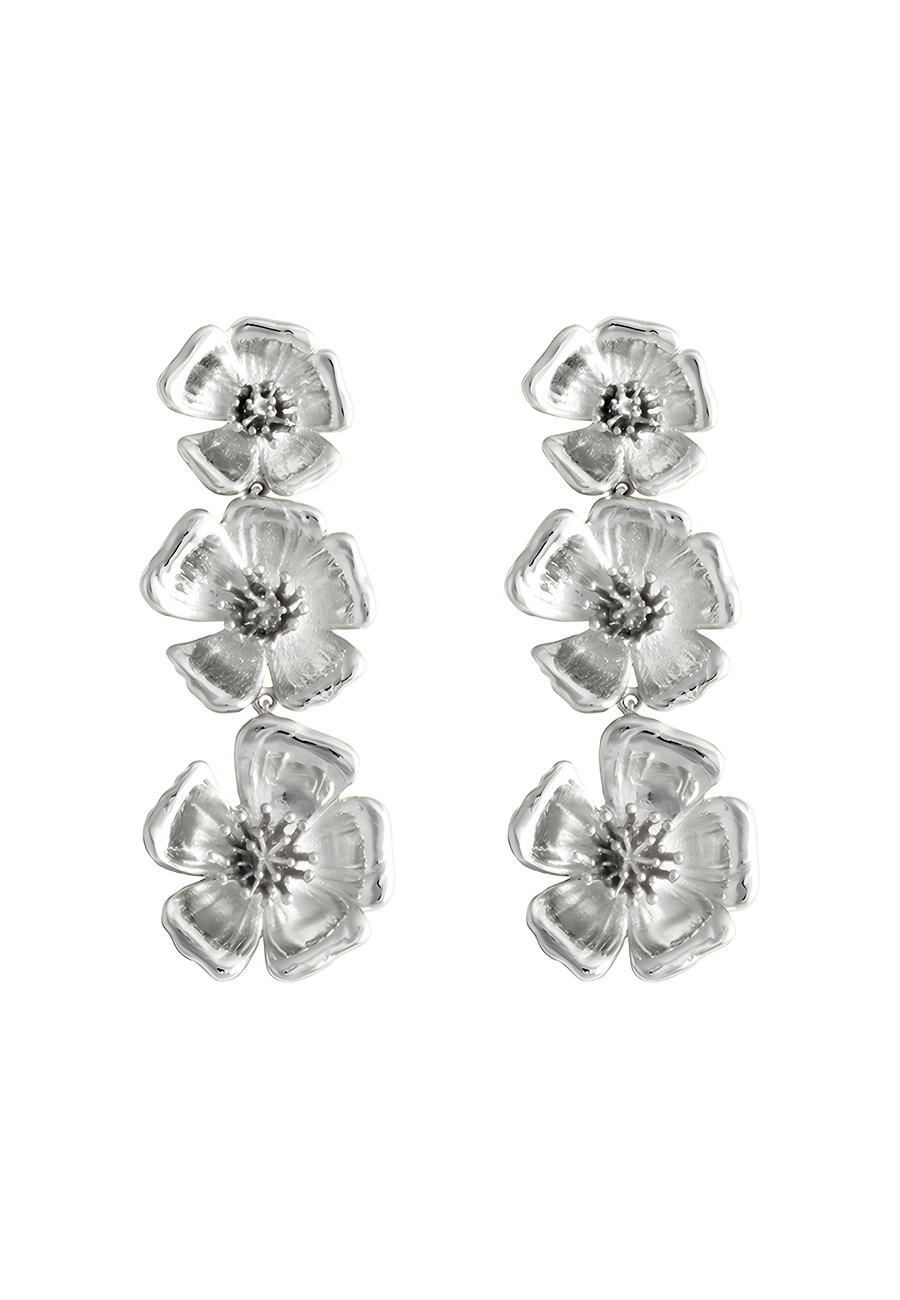 Pendientes plateados con flores colgando