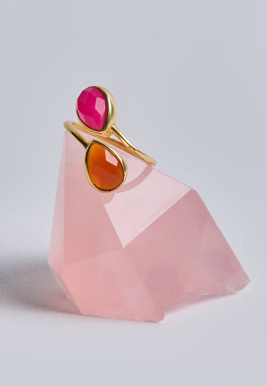 Anillo Aura dorado con piedras en rosa y fucsia, sobre cristal de cuarzo rosa. Joya colorida, moderna y femenina perfecta para invitadas.