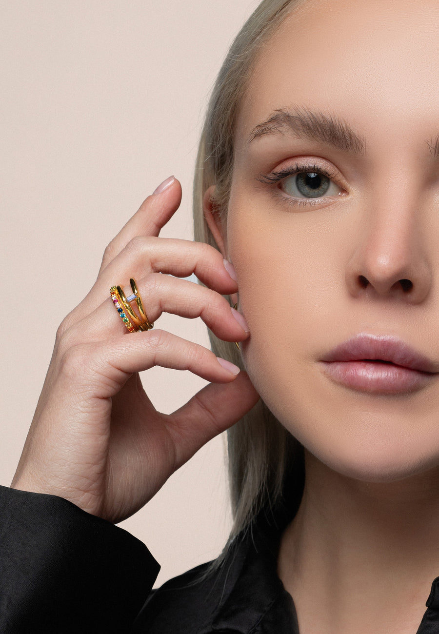 Modelo utilizando el anillo con circonitas de colores Idol multicolor