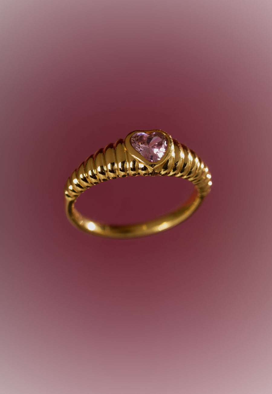 anillo rosa en forma de corazón con circonita tallada