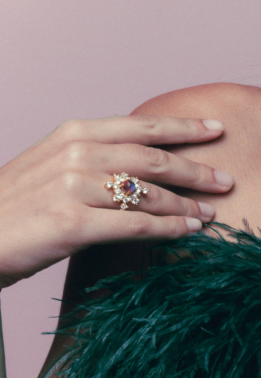 anillo de estrella morada con circonitas blancas