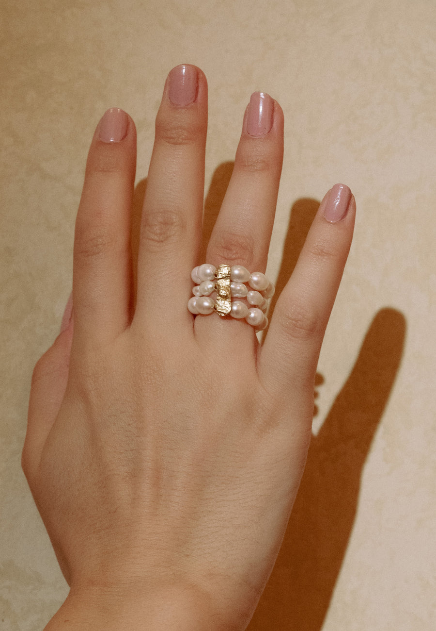 anillo de tiras de perlas