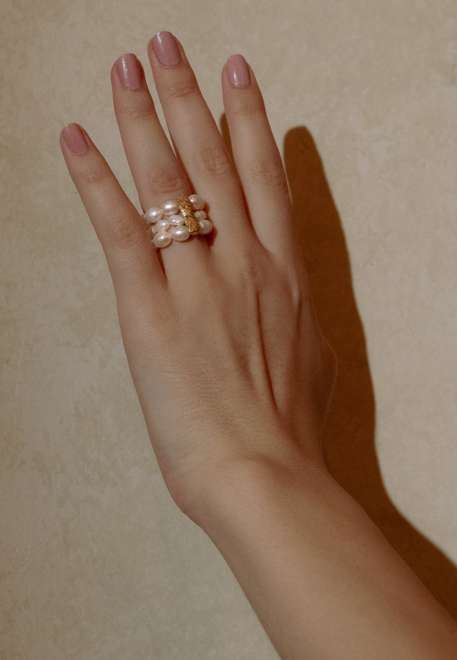 anillo de tiras de perlas