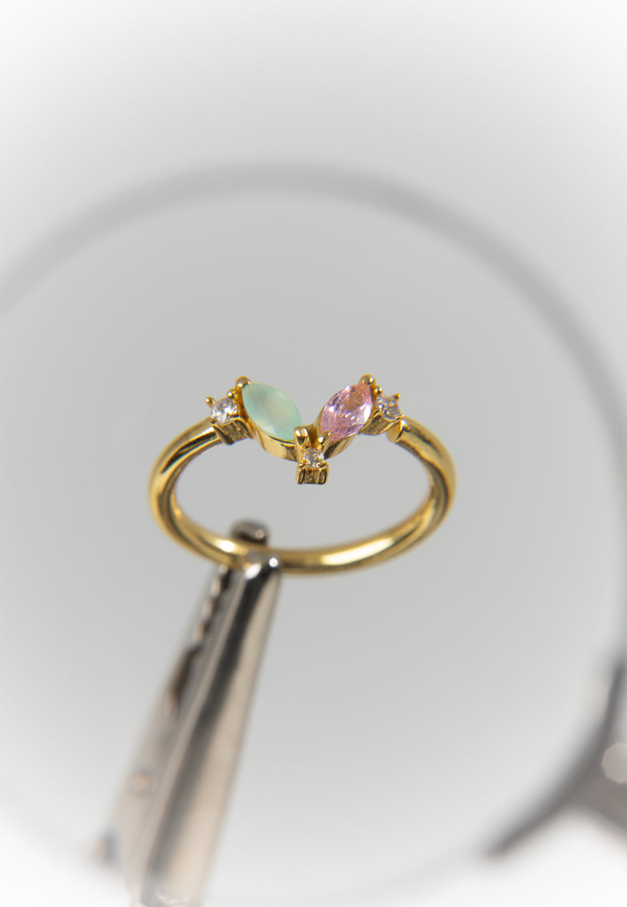 anillo fino dorado con piedras en forma de pétalos de flor de loto en tonos pastel