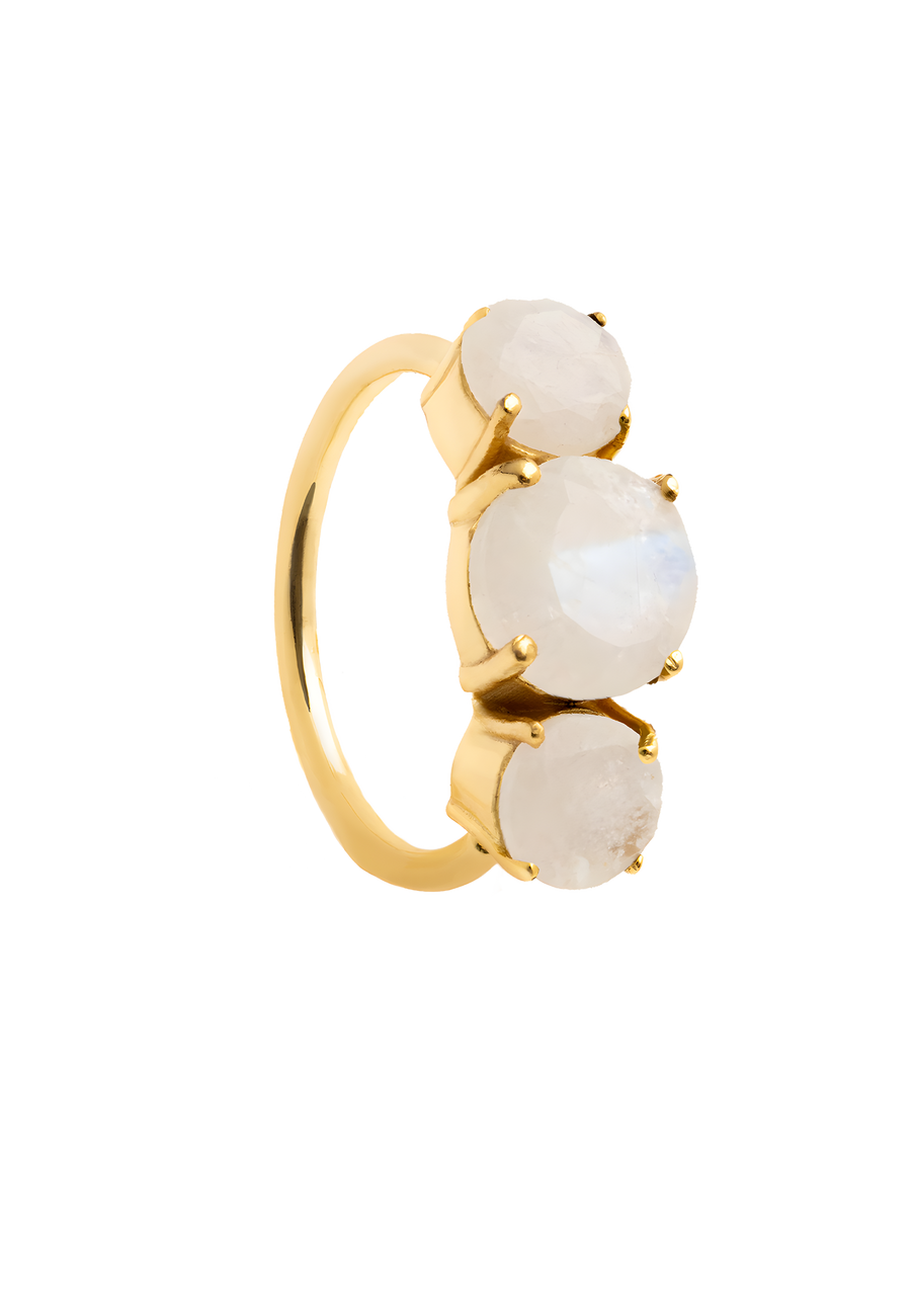 Anillo de piedra luna arcoíris con tres piedras redondeadas. Lavani Jewels