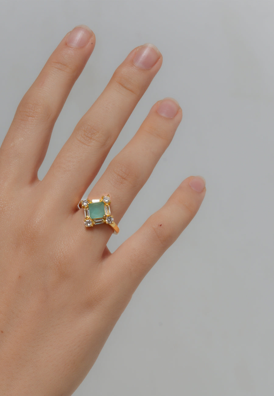 anillo aguamarina en forma de rombo con calcedonia aguamarina y circonitas