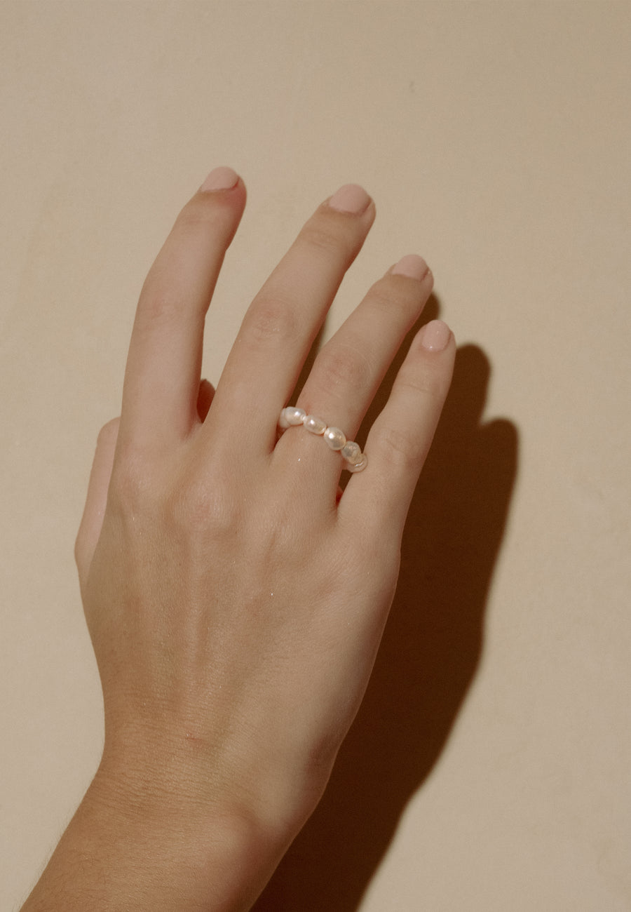 anillo fino de perlas