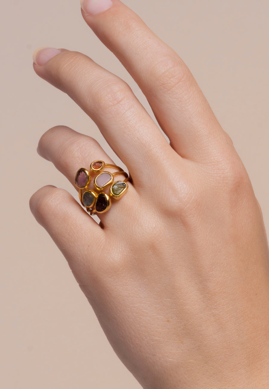 anillo unalome multicolor con piedras naturales de Lavani Jewels