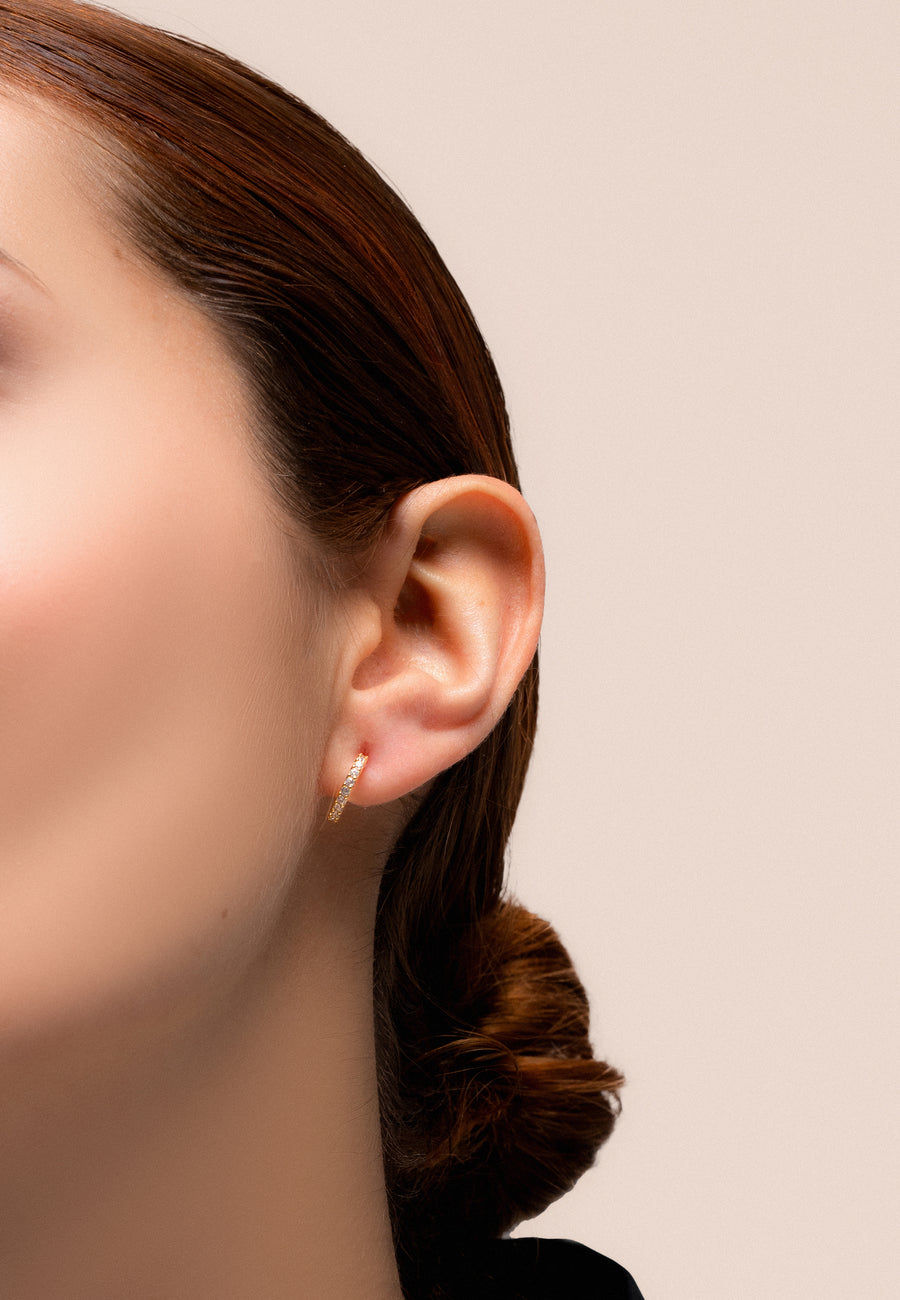 Modelo utilizando aros  mini dorados brillantes con circonitas en Blanco