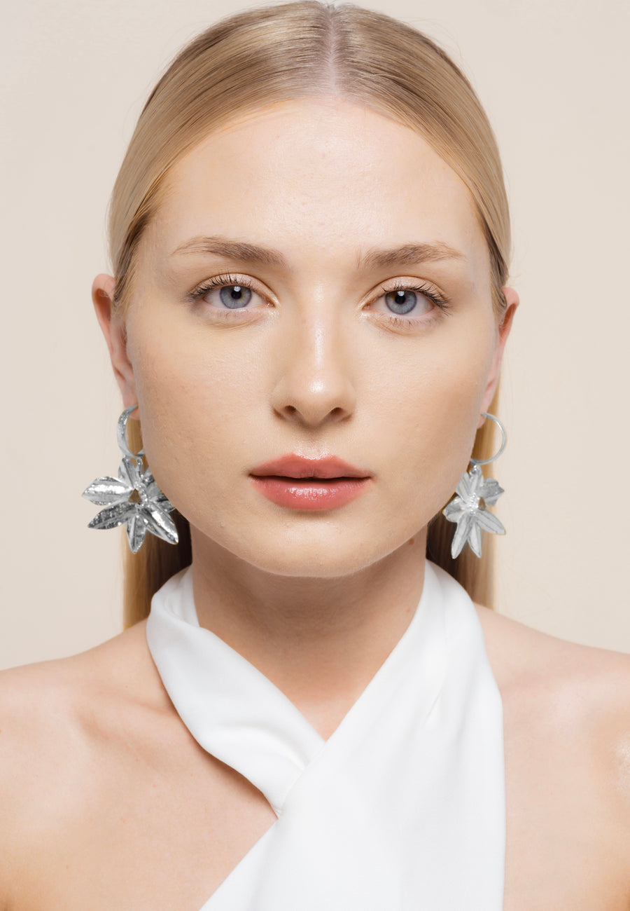 pendientes de aro con flor de loto plateada grande