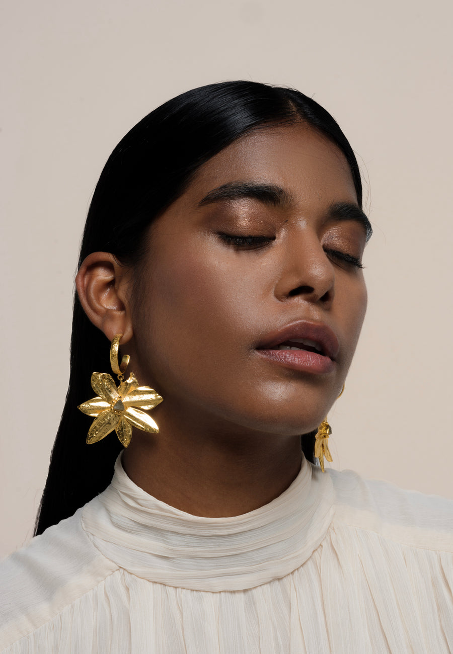 Pendientes flor de loto dorado con piedra central