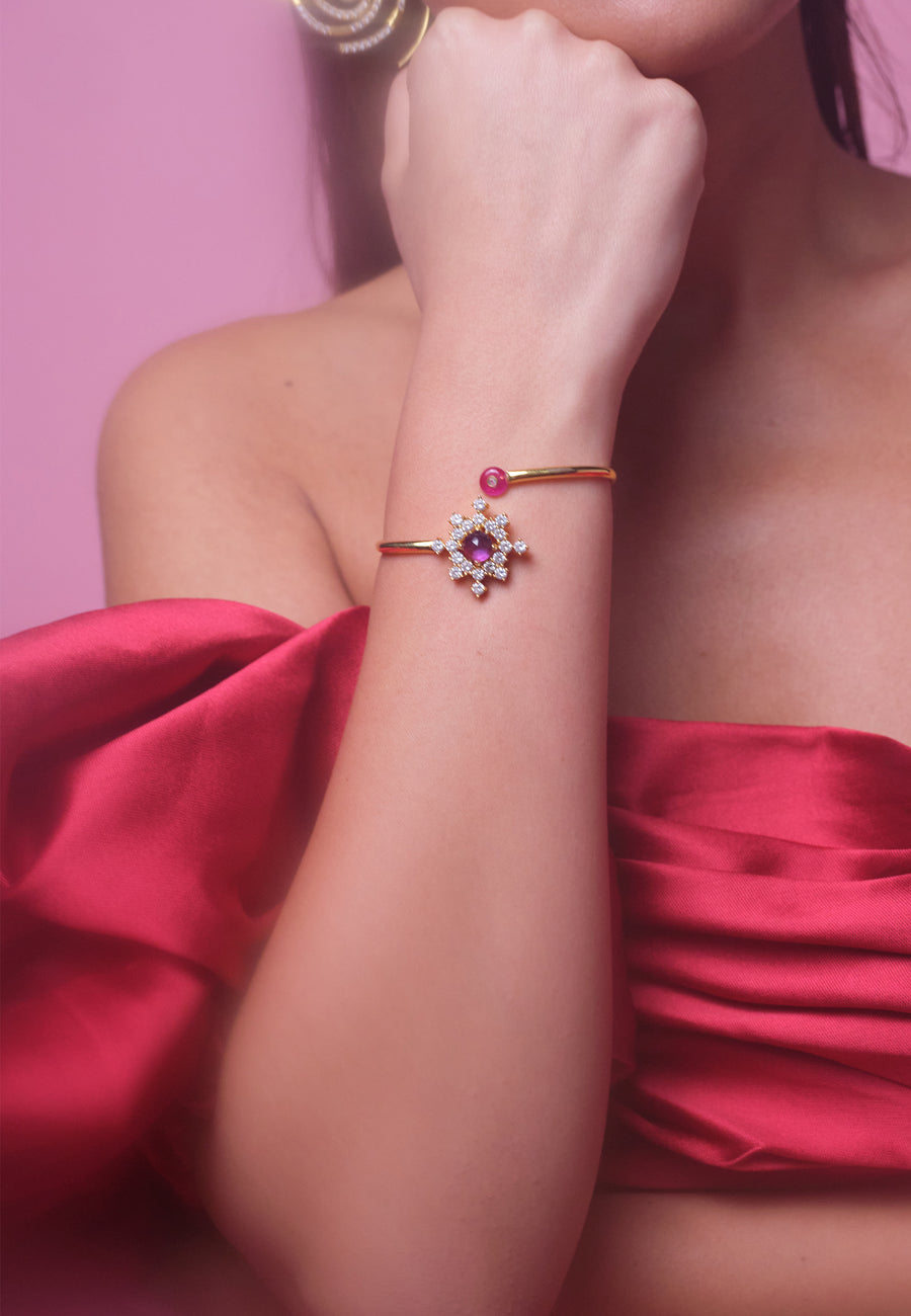 Brazalete fino en forma de estrella con piedras naturales fucsias