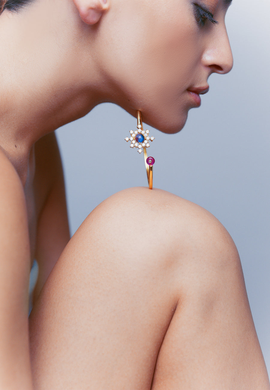 brazalete fino en forma de estrella con tonos morados y fucsia