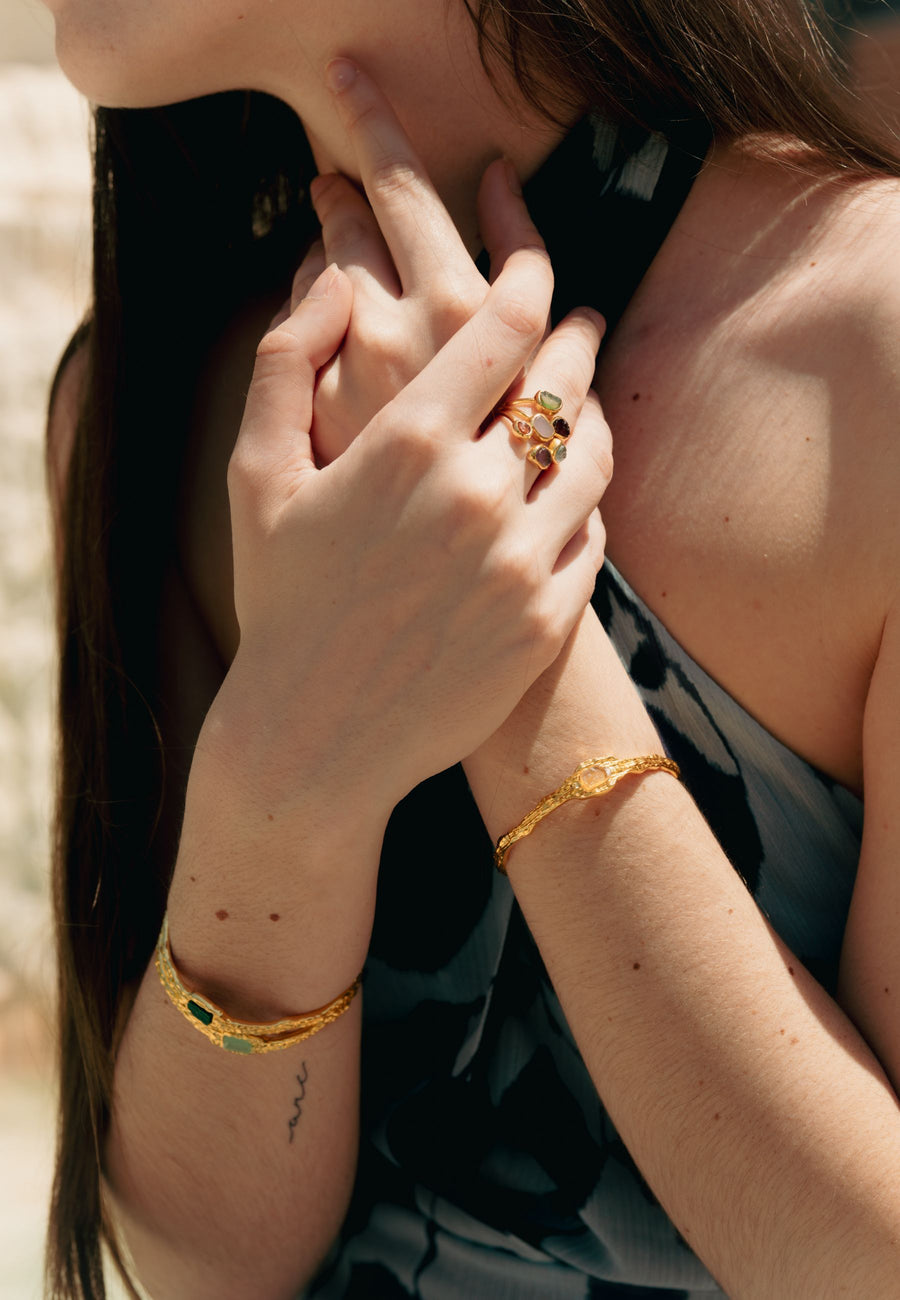 Combinación de brazaletes namasté con anillo unalome
