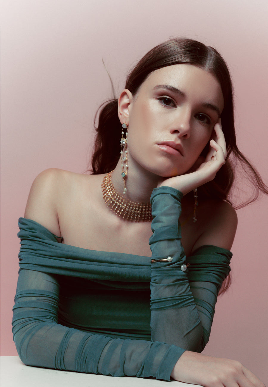 Choker Brillo Helia con circonitas, acompañado por pendientes Galatea y brazalete Rhea