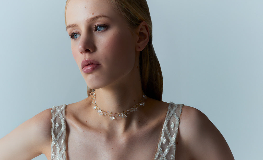 Choker de moda con piedras transparentes, collar pegado al cuello para un look elegante y ligero.
