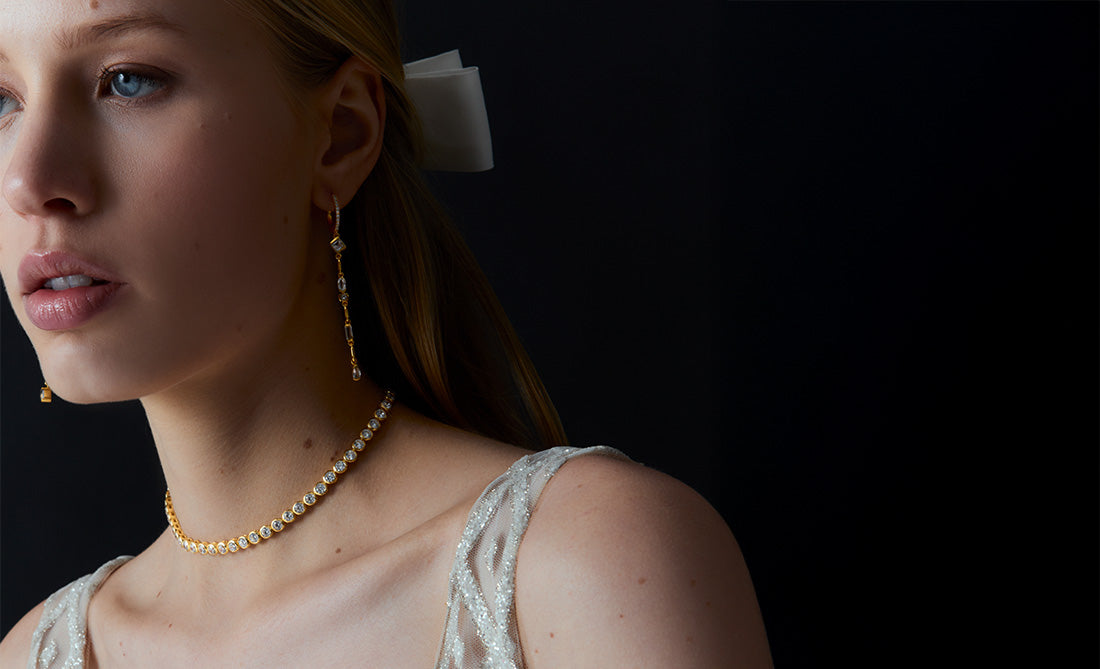 Choker dorado con circonitas y pendientes largos, conjunto brillante y sofisticado para novia o invitadas.