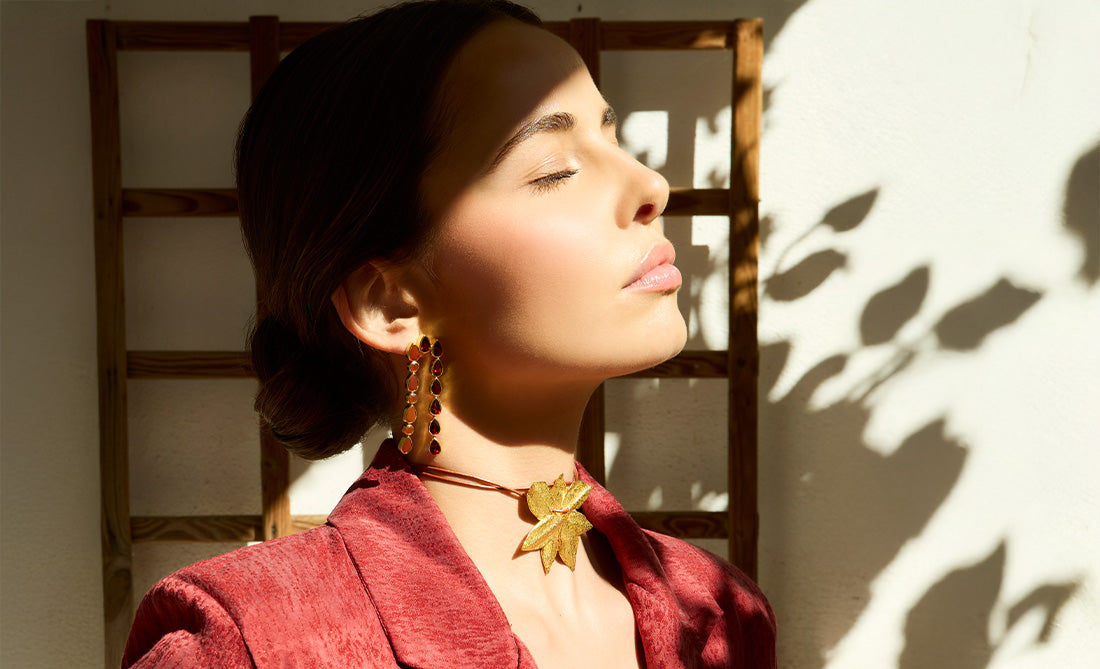 Choker dorado con diseño de hoja y pendientes a juego, la joya estrella que no te podrás quitar para eventos especiales.