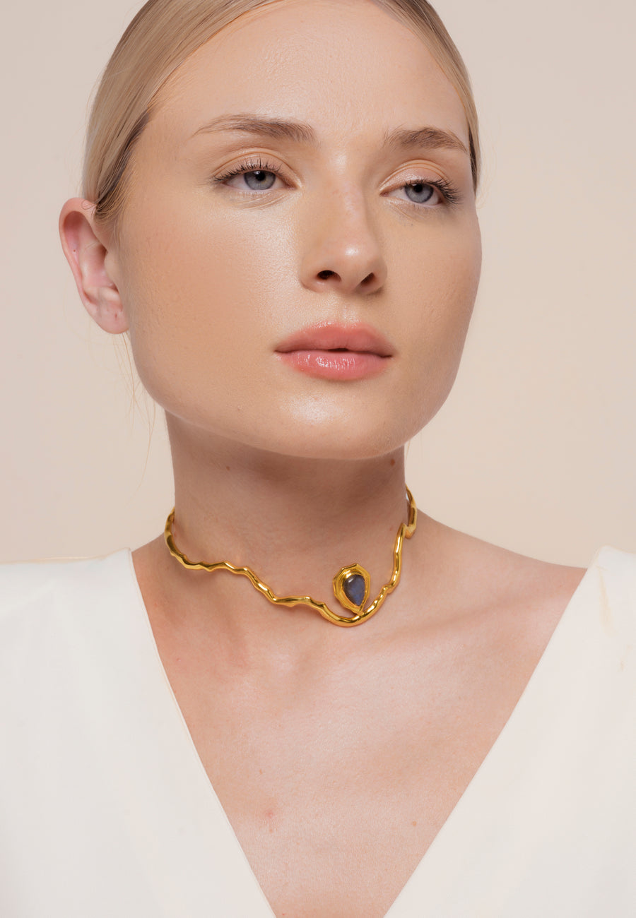 choker de gota ondulado con piedra labradorita