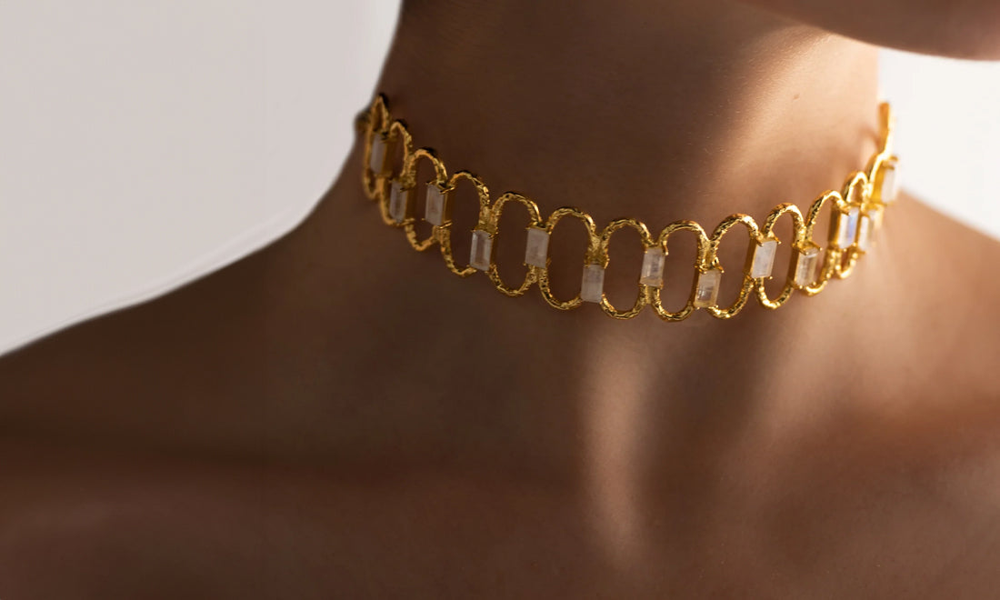 colección de chokers dorados