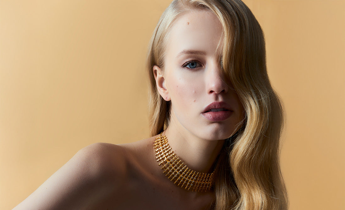Choker dorado ancho con diseño geométrico, la joya estrella que no te podrás quitar.