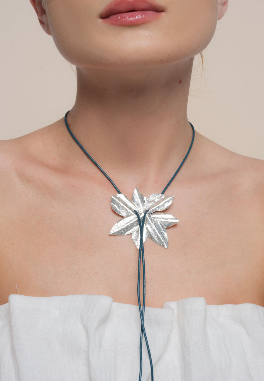 collar de cuero para mujer con flor de loto plateada