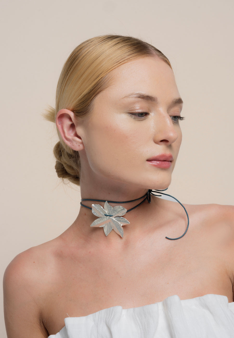 collar multiposición de cuero para mujer con flor de loto plata