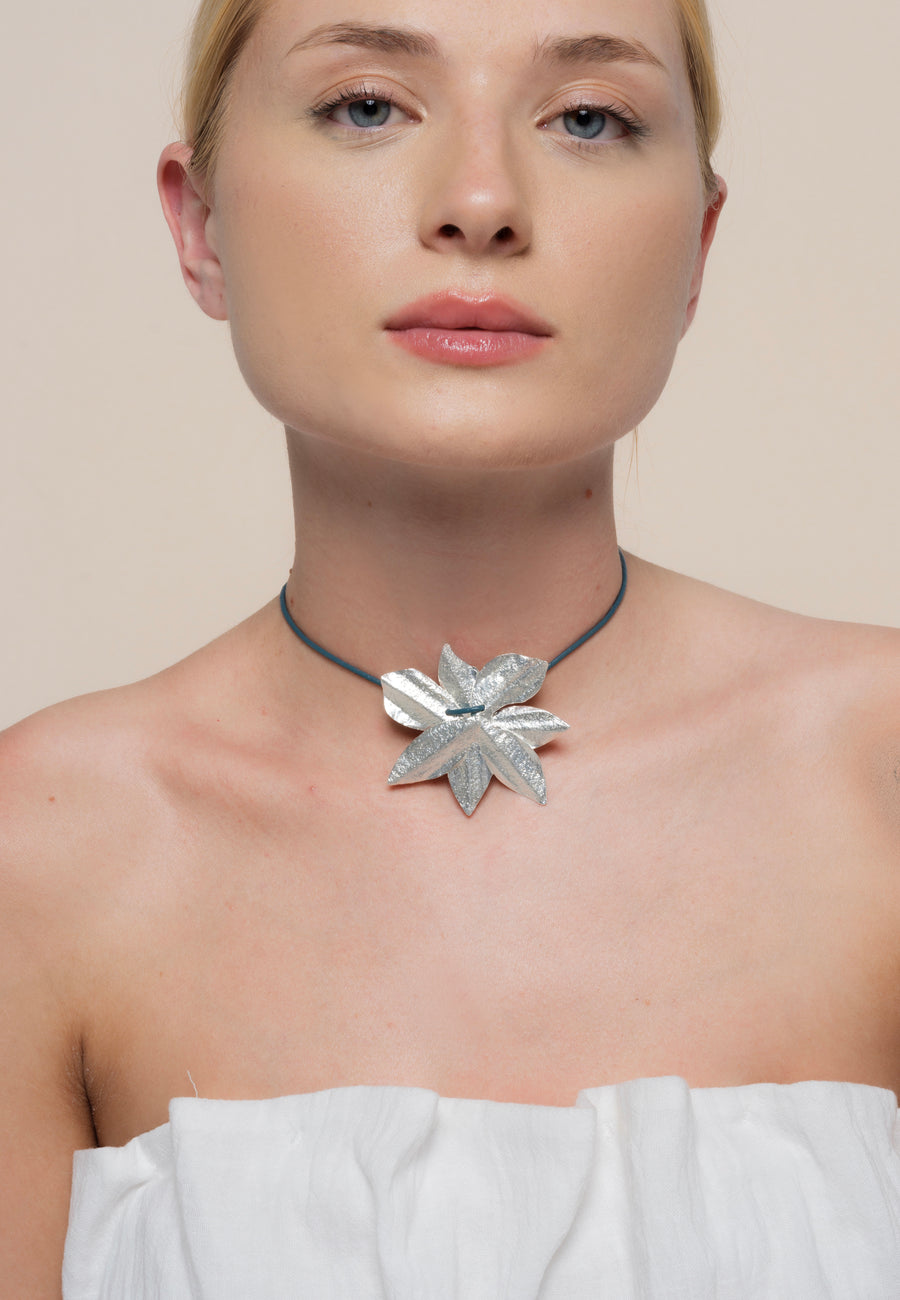 collar con cordón de cuero para mujer y flor de loto en plateado
